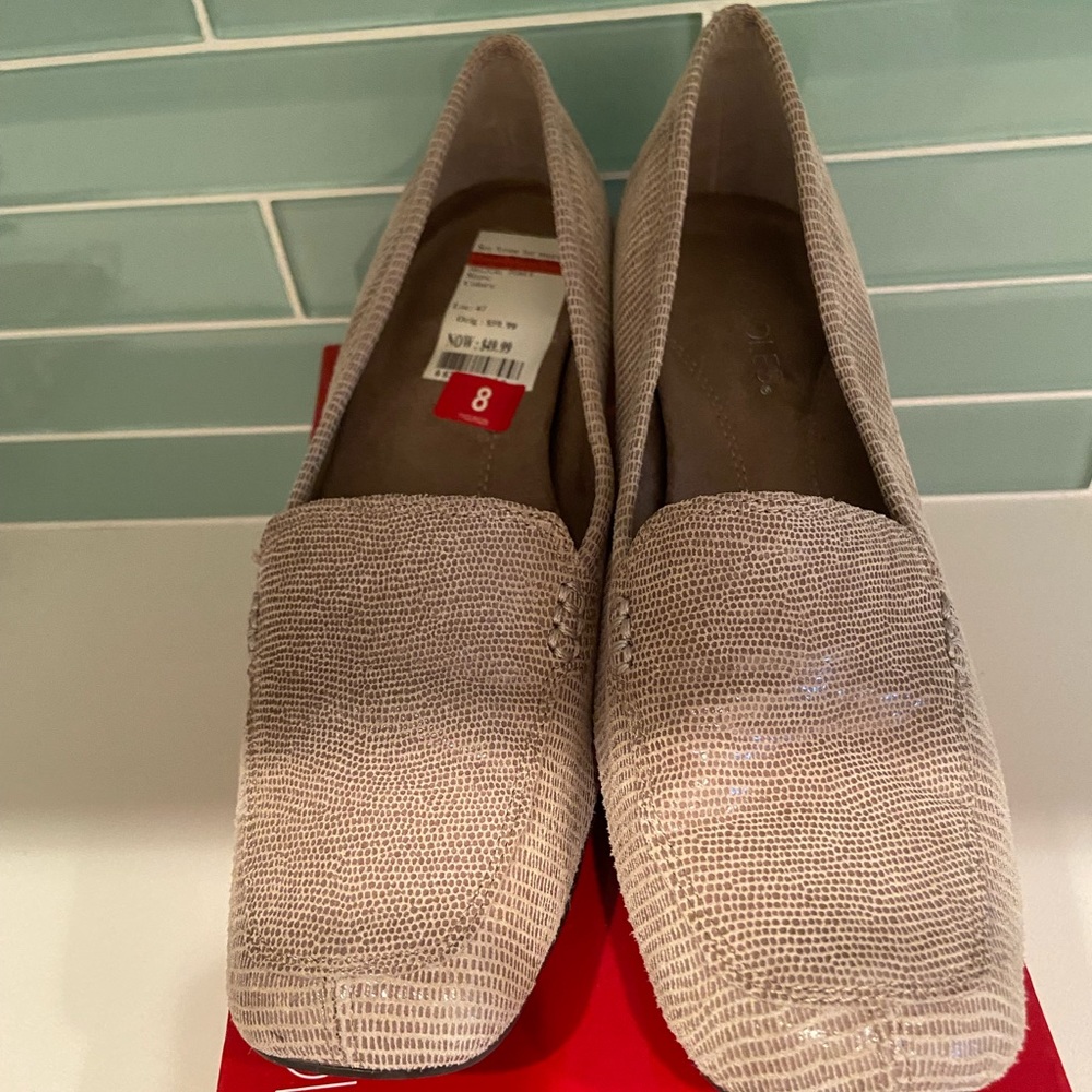 AEROSOLES SLIP-ON MAGICAL POWER Navy Blue SHOES with KITTEN HEELS 8